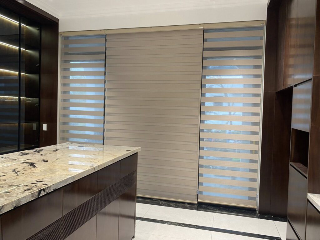 Rèm cầu vồng Thanh Hoá lắp đặt chỗ phòng tắm Rèm cầu vồng Thanh Hoá lắp đặt chỗ phòng tắm