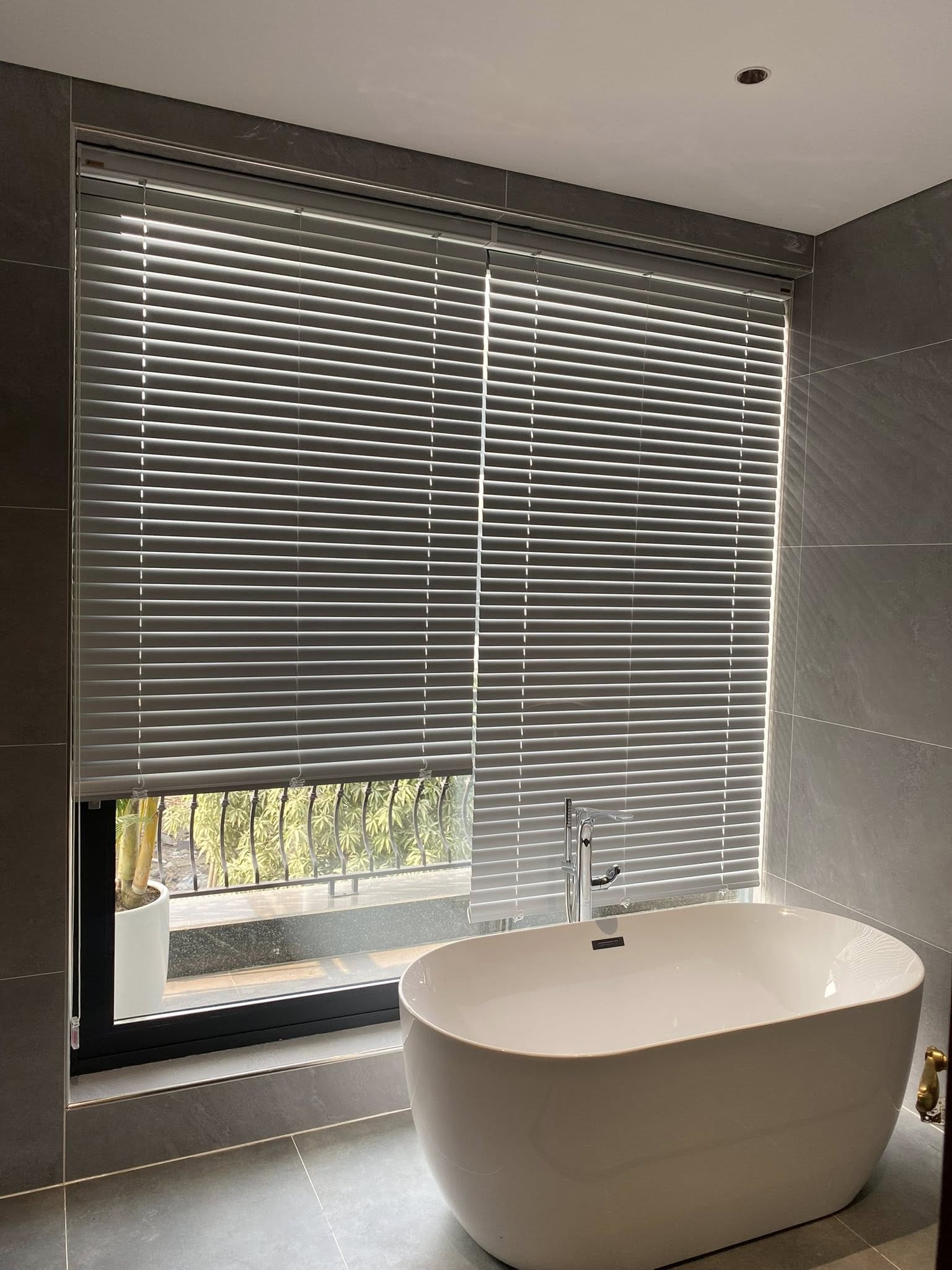 Rèm sáo nhôm ở Thanh Hoá che cửa sổ phòng tắm Rèm sáo nhôm ở Thanh Hoá che cửa sổ phòng tắm