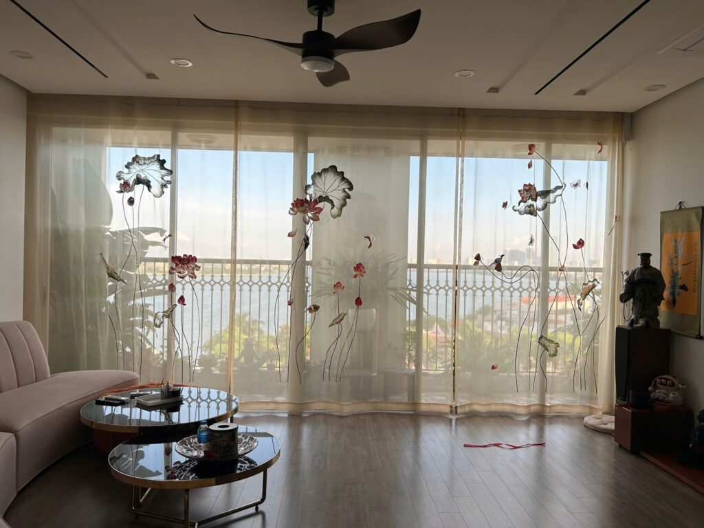 Rèm voan thêu hoa sen ở Thanh Hoá