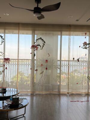 Rèm voan thêu hoa sen ở Thanh Hoá