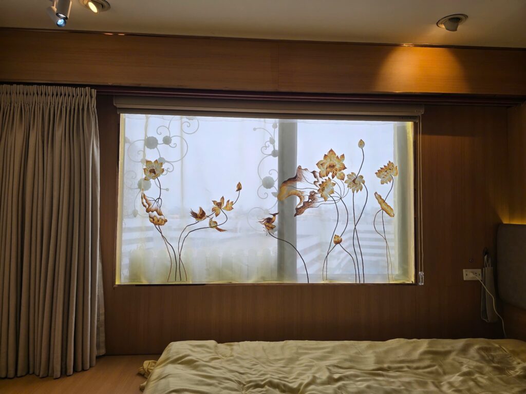 Rèm voan thêu hoa sen ở Thanh Hoá