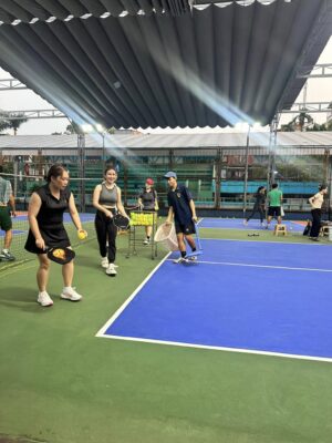 Bạt xếp lượn sóng sân pickleball ở Thanh Hoá