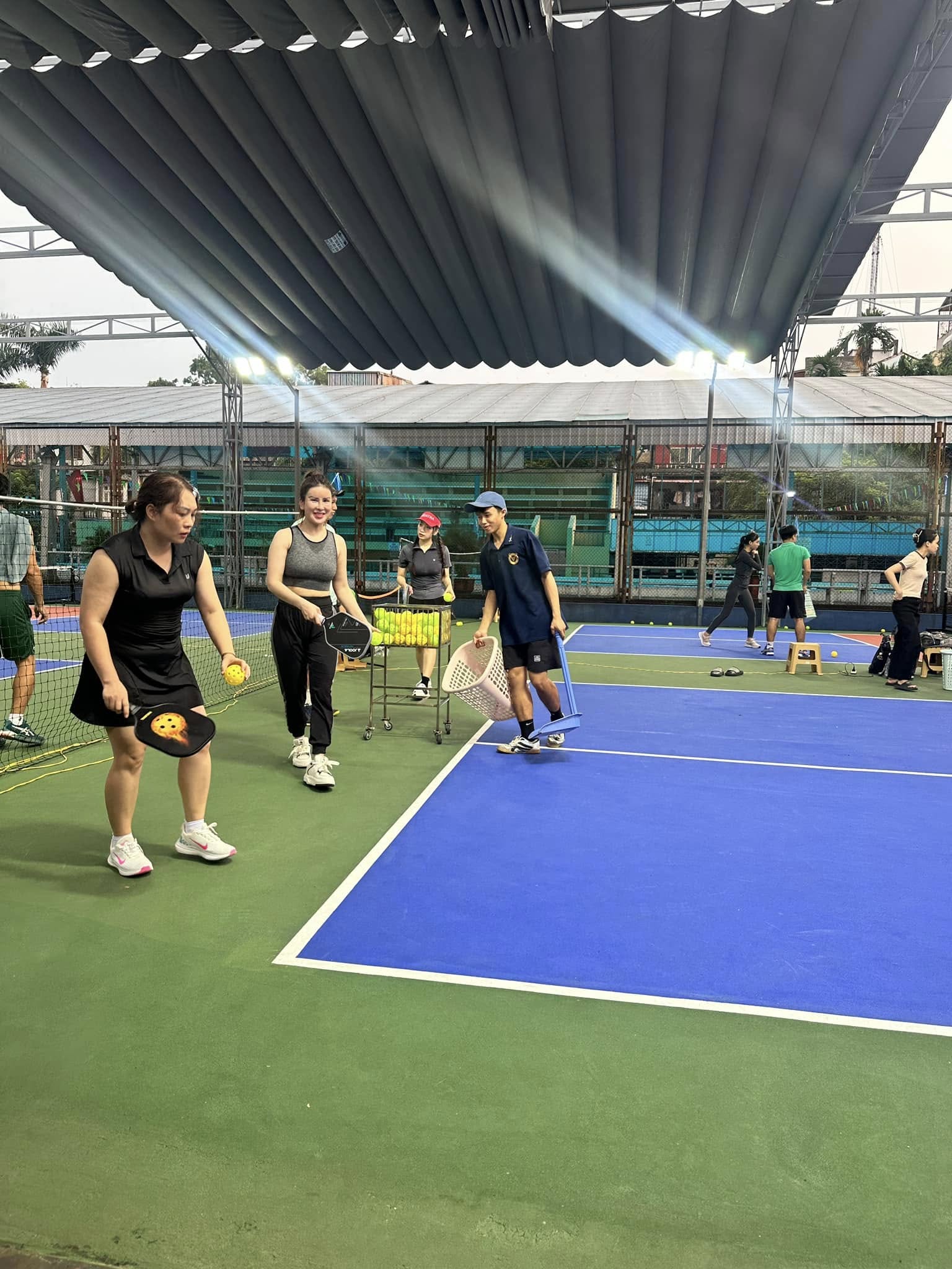 Bạt xếp lượn sóng sân pickleball ở Thanh Hoá Bạt xếp lượn sóng sân pickleball ở Thanh Hoá